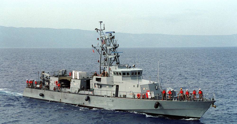 В иранском ВМФ заявили, что отпугнули корабль США от терпящего бедствие судна