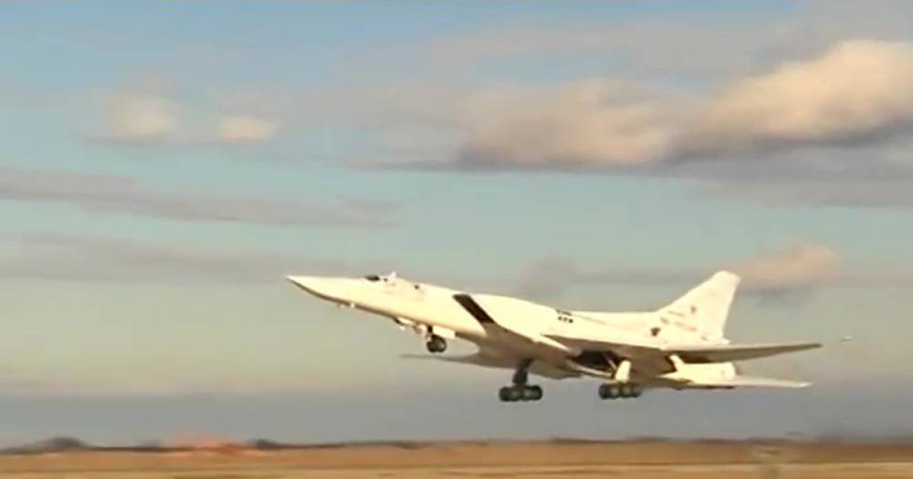 Бомбардировщик Ту-22 выкатился за пределы ВПП на аэродроме под Калугой