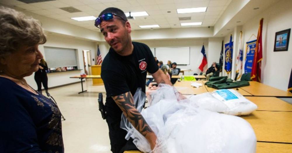 Житель Техаса спас платье невесты из затопленного дома