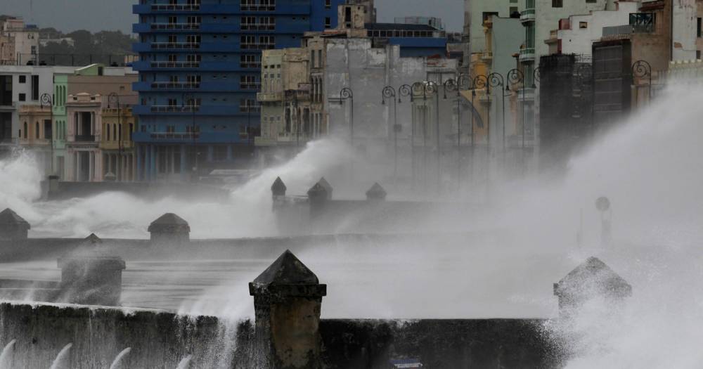 Посольство РФ на Кубе просит россиян не покидать укрытия во время урагана "Ирма"