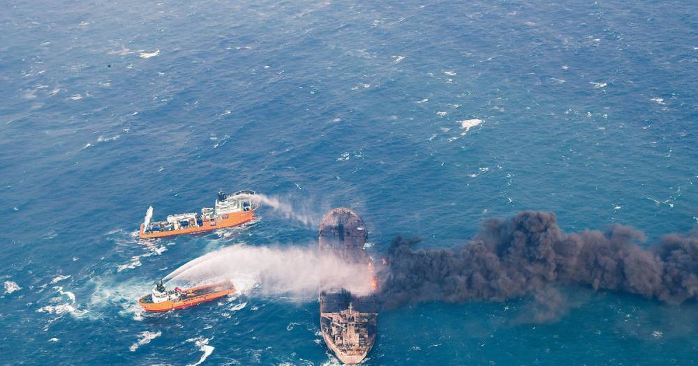 Горящий после столкновения с сухогрузом танкер вынесло к берегам Японии