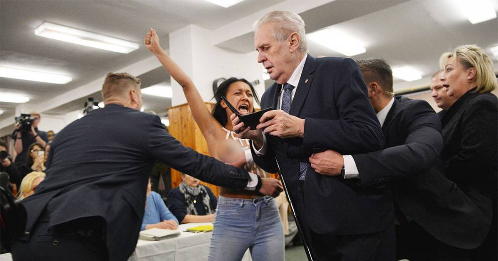 Голая активистка Femen набросилась на президента Чехии