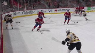 Хоккеист "Монреаля" 10 минут лежал на льду после попадания шайбы в голову
