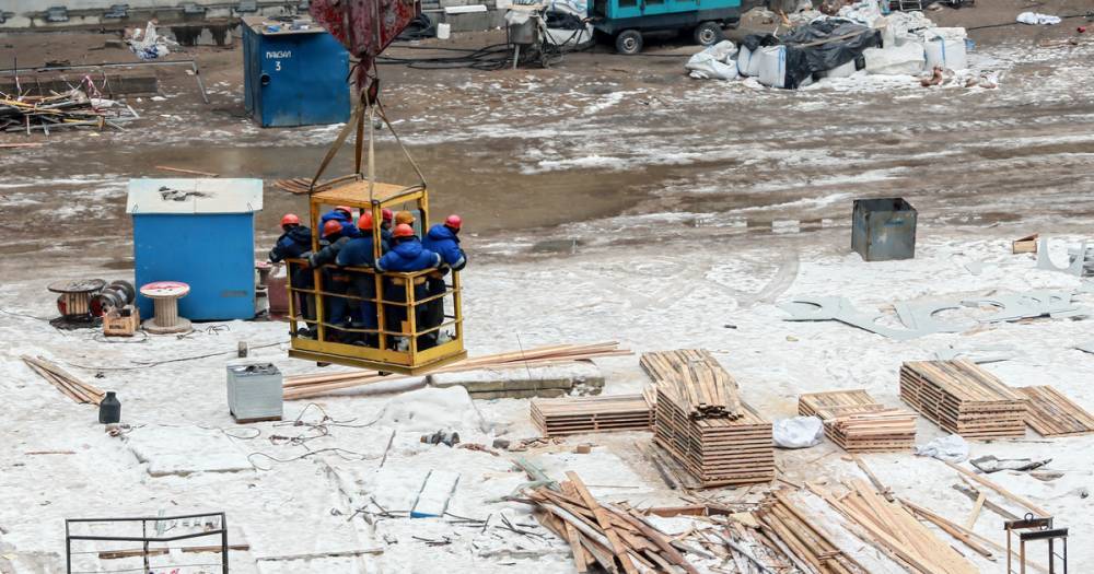 Строительная люлька с рабочим рухнула с высотки в Москве