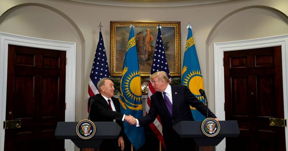 Назарбаев "померился" с Трампом внуками