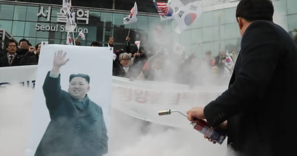 Против КНДР на Олимпиаде. В Южной Корее протестующие сожгли портрет Ким Чен Ына