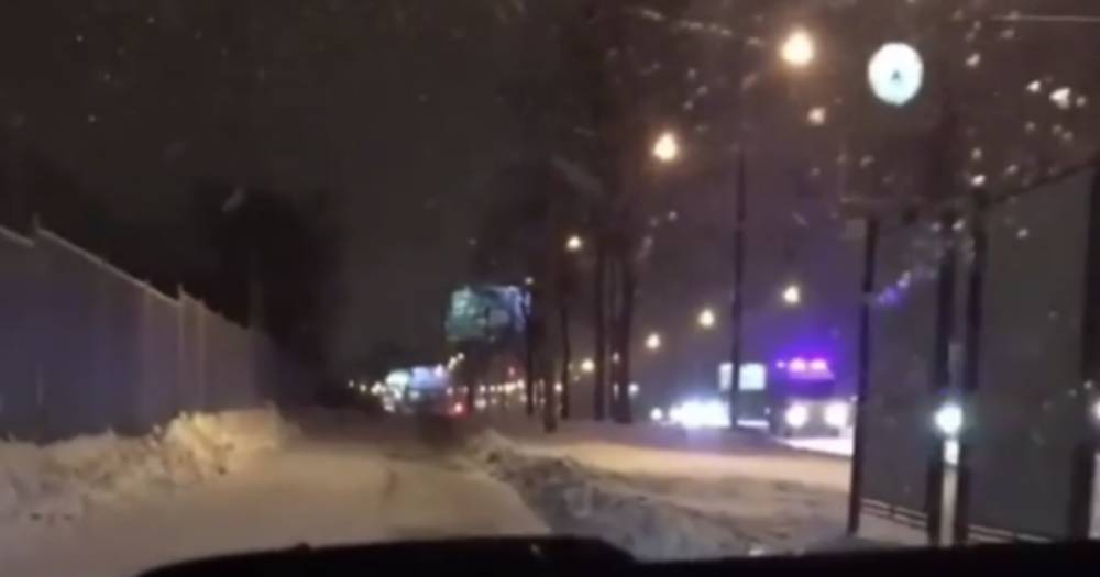 Полиция проверяет видео с лихачами на тротуаре в Москве