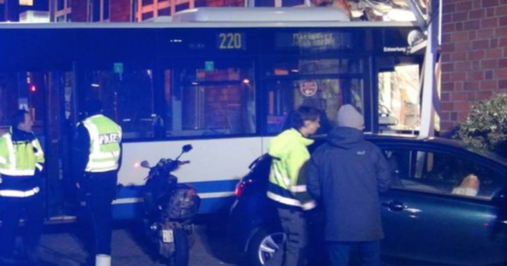 В Германии автобус протаранил два автомобиля и врезался в банк