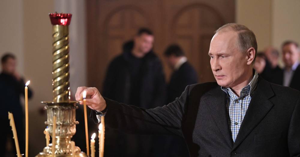 Путин подарил икону ХIX века храму, где встретил Рождество