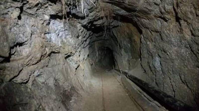 На границе между США и Мексикой обнаружили тоннель с рельсами и освещением (фото)