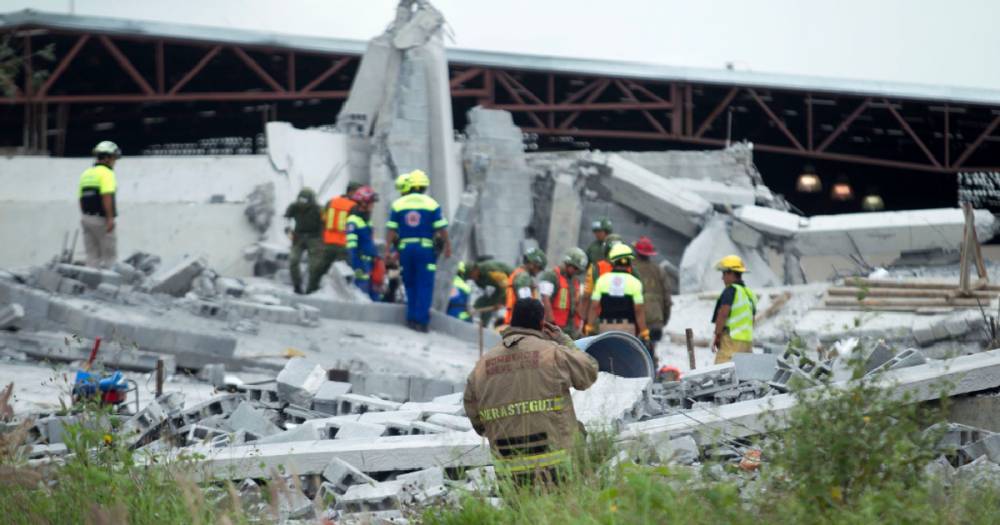 В Мексике при обрушении торгового центра погибло не менее семи человек