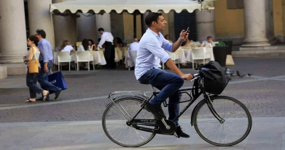 Полиция тормозит велосипедистов с мобильными в руках, хотя это не преступление - theuk.one - Великобритания