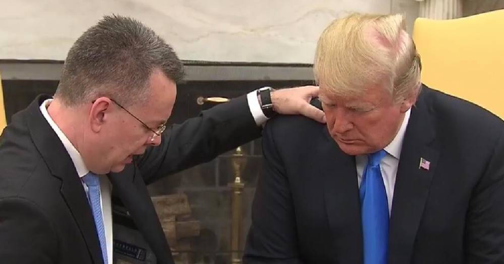 "Боже, дай ему мудрости". Освобождённый пастор помолился за Трампа в Белом доме