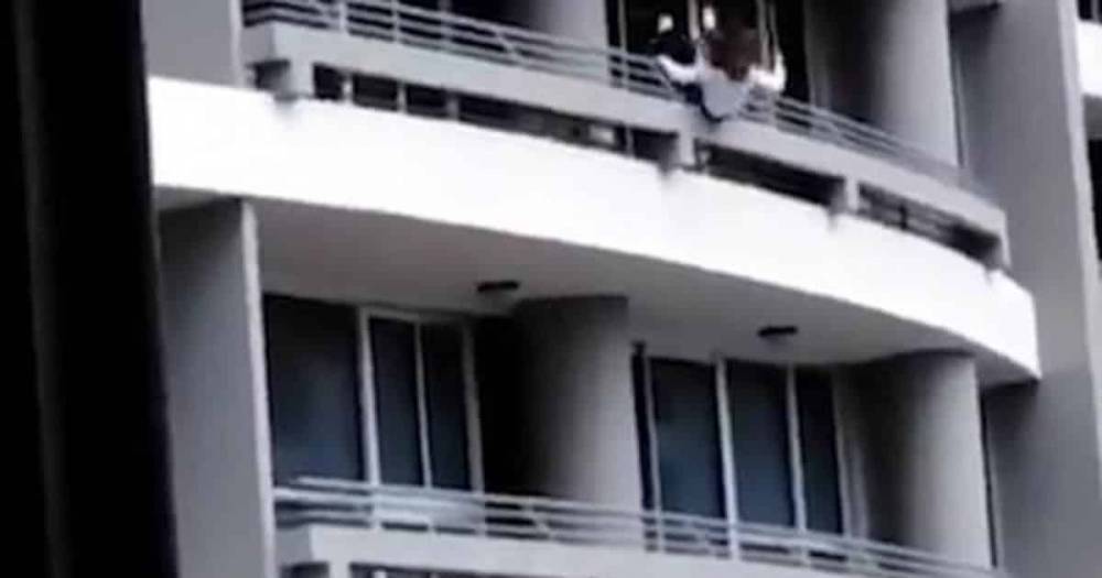 Молодая мама двоих детей упала с 27 этажа, делая селфи (видео)