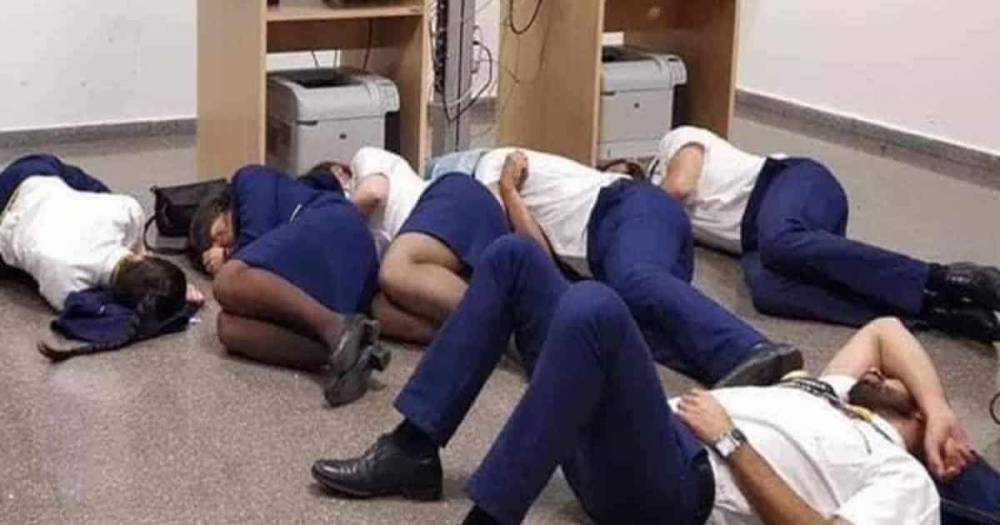 Экипаж Ryanair спит на полу аэропорта из-за отсутствия мест в гостиницах