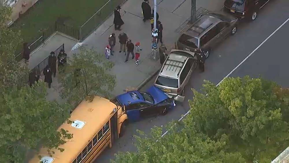 В Бруклине школьный автобус спровоцировал ДТП с участием 9 автомобилей - usa.one