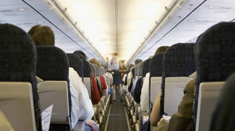 Почему в самолетах иногда пахнет керосином и насколько это опасно?
