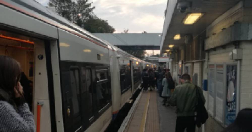 В метро Лондона мужчина с ножом напал на пассажиров