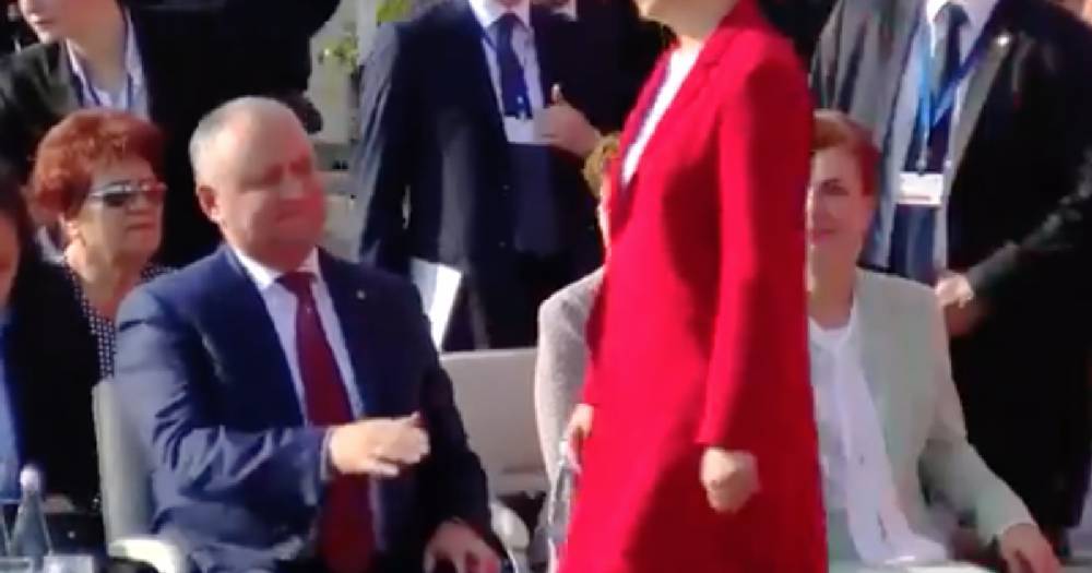 Президент с протянутой рукой. Глава Гагаузии проигнорировала лидера Молдавии