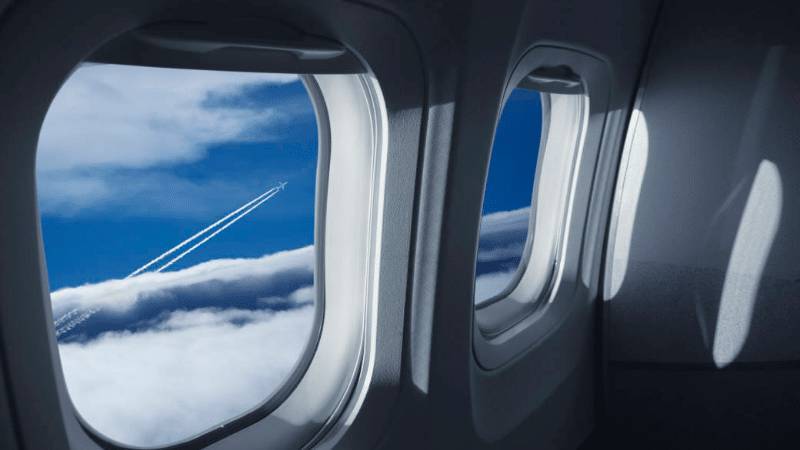 Легко ли разбить стекло иллюминатора в самолете?