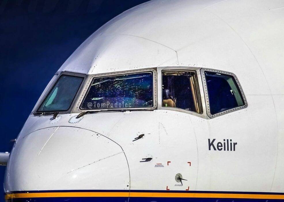 Авиарейс из Флориды едва не обернулся трагедией, когда в кабине пилотов треснул иллюминатор (Фото)