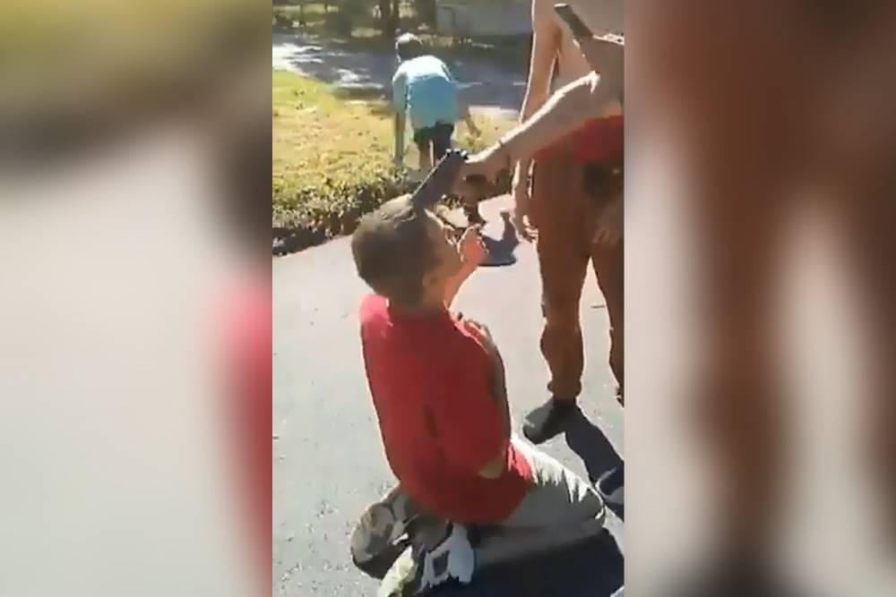 Подростки приставили пистолет к голове 13-летнего ребенка-аутиста, требуя целовать им ноги