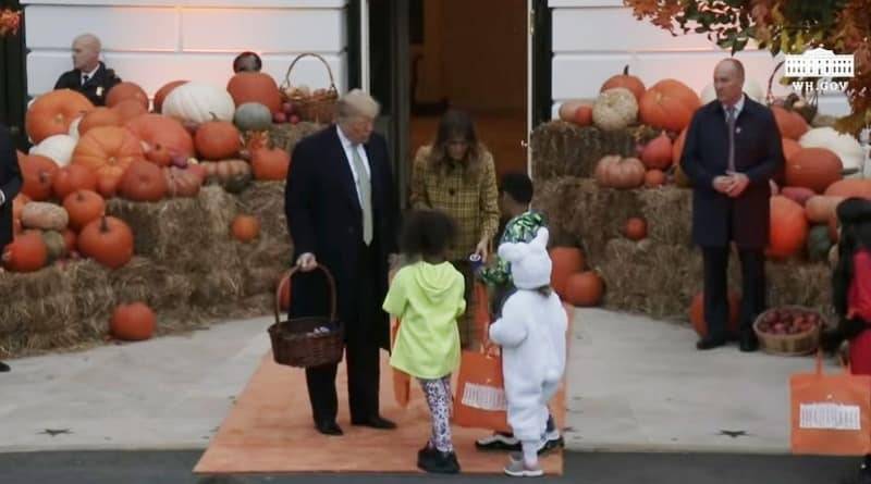 Дональд Трамп и Мелания провели Хеллоуин для детей в Белом доме (видео)