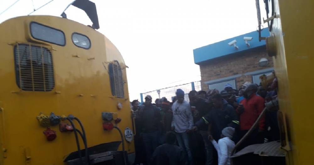 В ЮАР в результате столкновения двух поездов пострадало более 150 человек