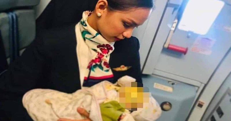 Добрая стюардесса покормила грудью чужого ребенка во время полета