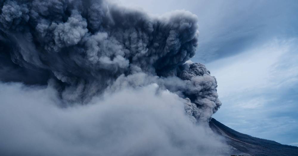 Вулкан Эбеко на Курилах выбросил пепел на высоту 4,5 километра