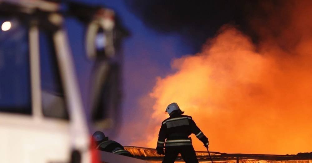 В Москве на площади 200 кв. метров горит ангар