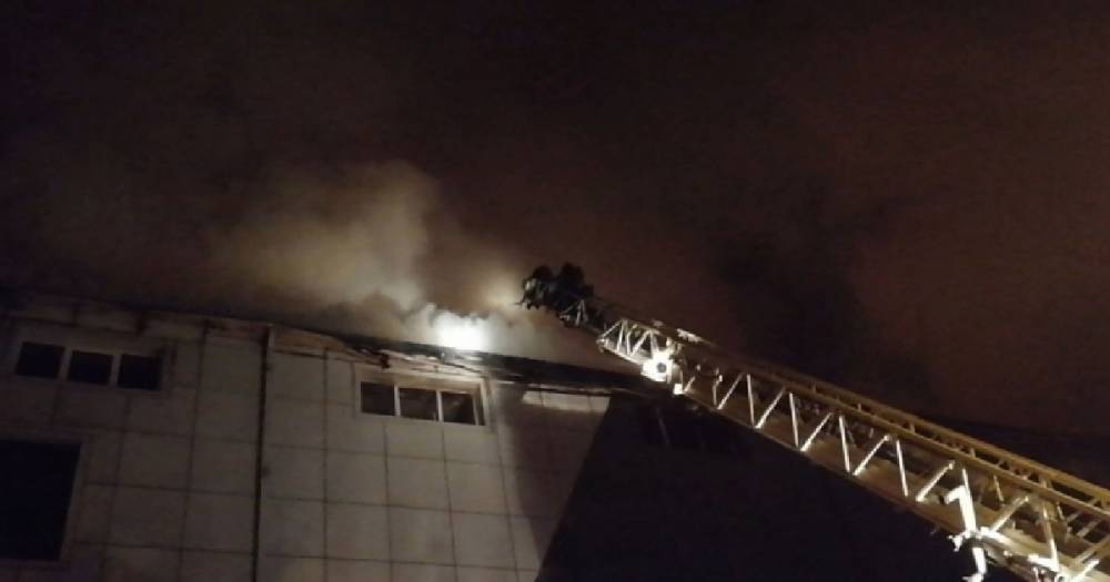 Площадь пожара в ТЦ во Владивостоке достигла 1600 кв. метров