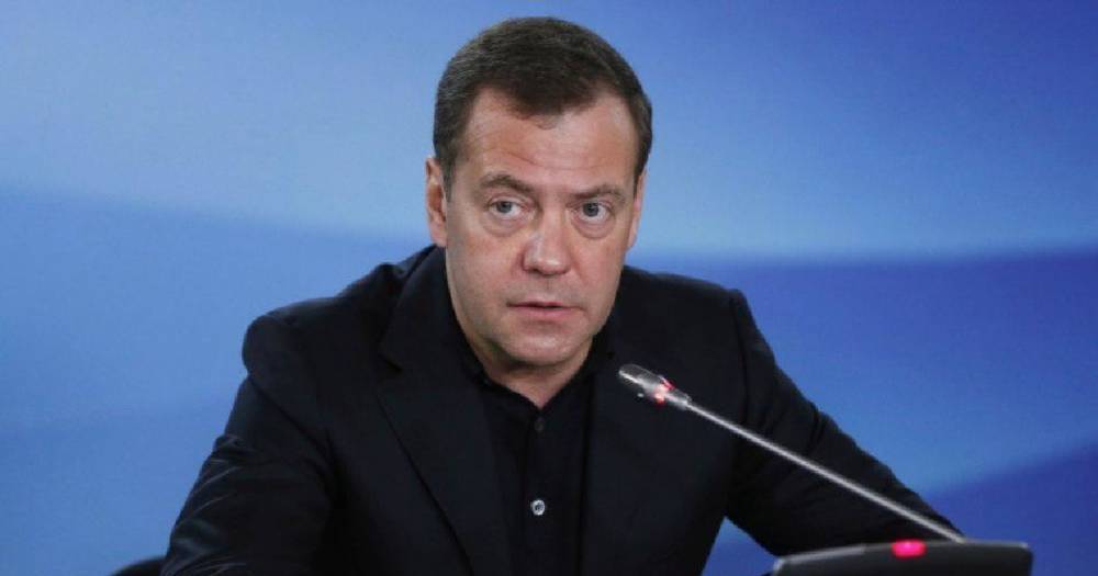 Медведев объяснил, почему гаджеты не заменят «химию» личного общения