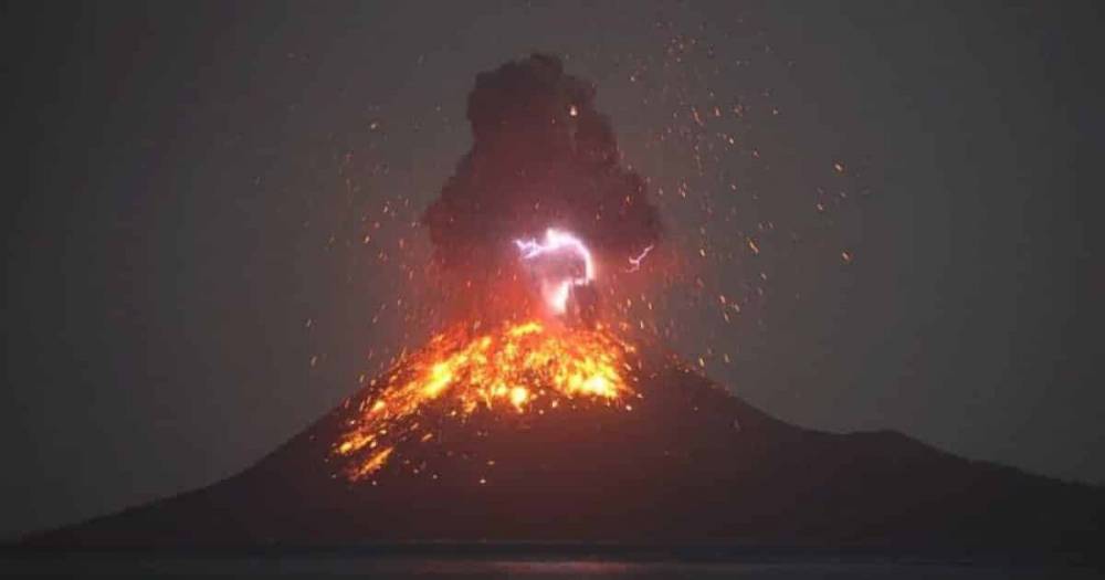 Британский вулканолог снял пробуждение смертоносного Кракатау, стреляющего молниями