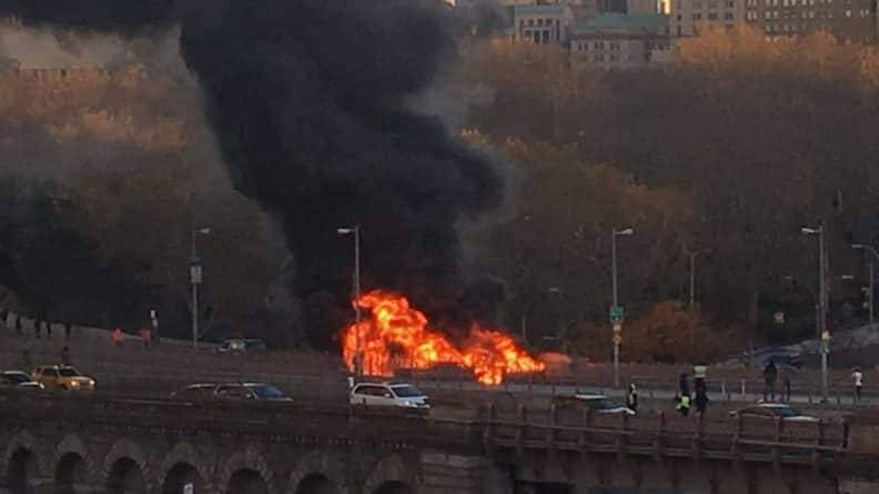 Три автомобиля загорелись в результате аварии на Brooklyn Bridge: 1 погибший, 5 раненых