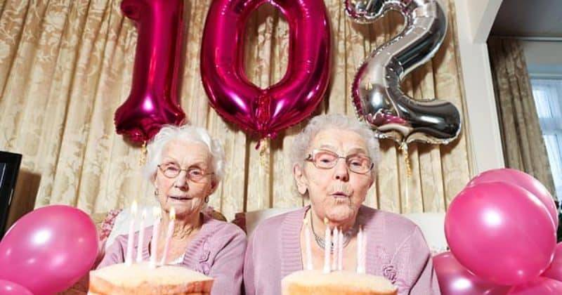 Старейшие близнецы Великобритании отметили 102-летие и открыли секреты долголетия