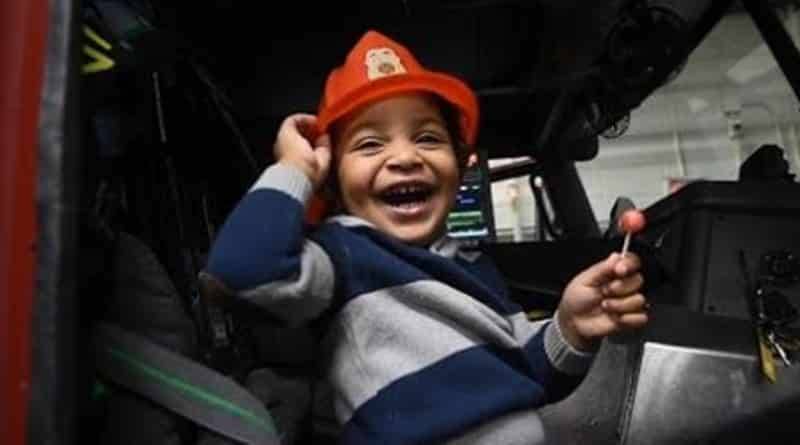 Малыш чудом выжил в жуткой аварии и пришел в гости к пожарным, спасшим его с мамой
