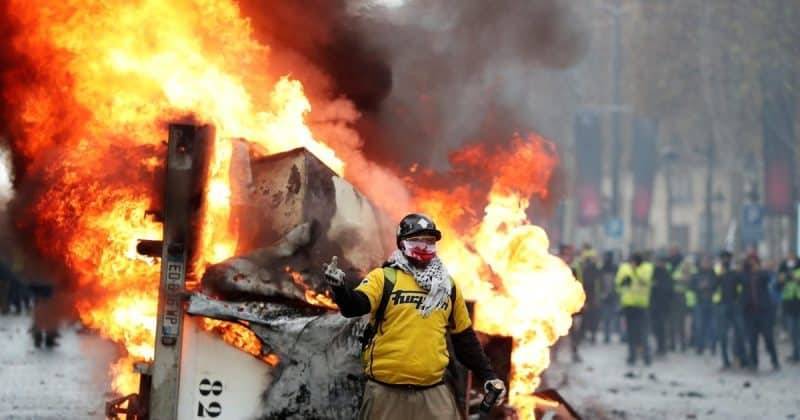Париж горит! Тысячи протестующих развели огромные костры на Елисейских полях
