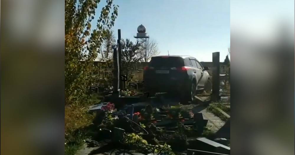 "Побойтесь Бога". Священник на джипе сбил десять надгробий на Украине — видео