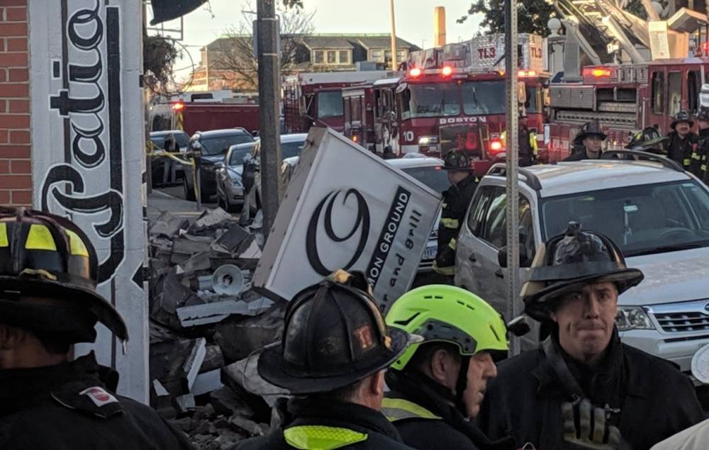 В Бостоне на людей рухнул фасад ресторана, завалив тротуар бетонными обломками