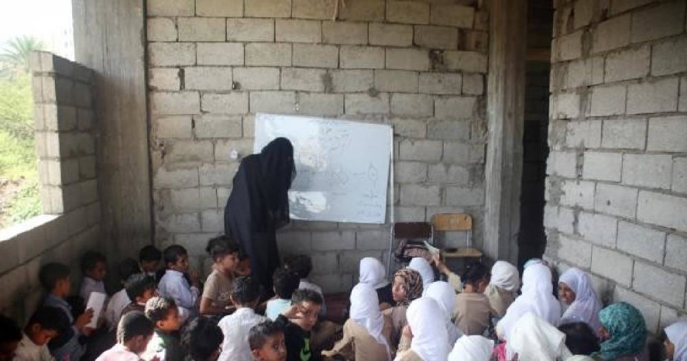 В Йемене учитель превратил свой дом в школу для 700 детей
