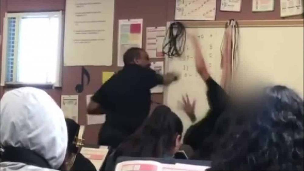 В Калифорнии школьный преподаватель жестоко избил 14-летнего ученика (Видео)