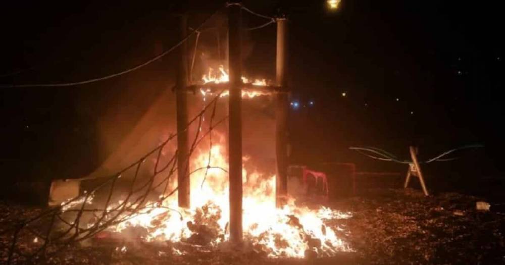 В Мерсисайде хулиганы сожгли детскую площадку, празднуя Ночь Гая Фокса