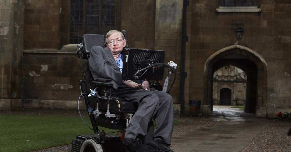 Инвалидное кресло и диссертацию Стивена Хокинга продали на аукционе за $1 млн