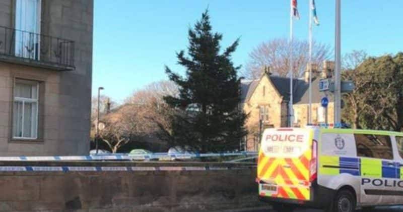 В Шотландии мужчина умер после падения с рождественской елки