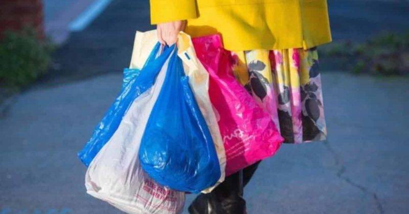 Плата за пластиковые пакеты поднимется до 10 пенсов, причем во всех магазинах