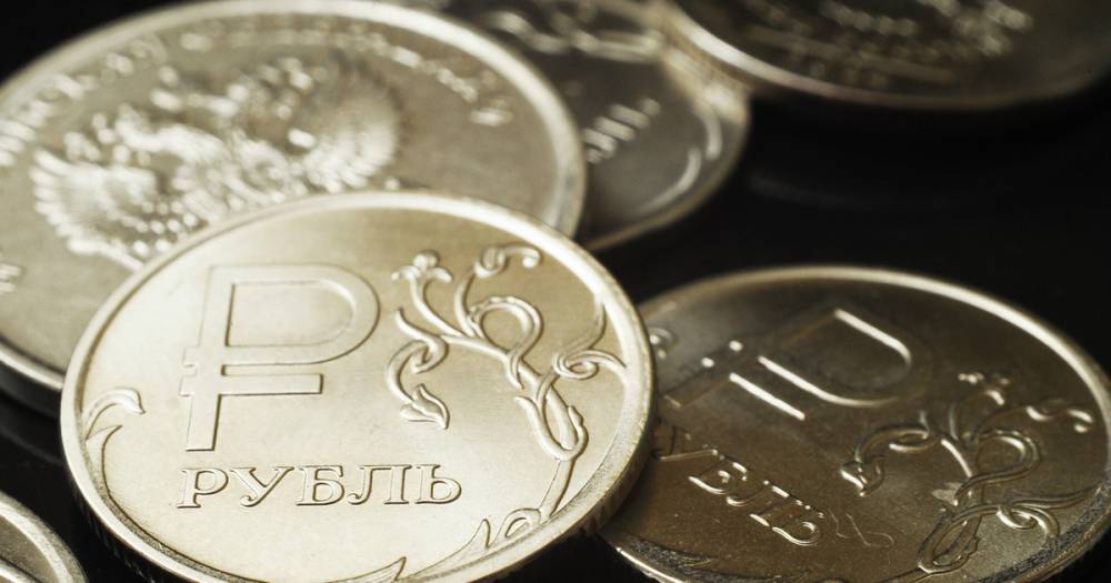 За год российский рубль подешевел к доллару на 17,5%