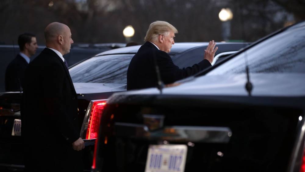 Трамп проехал 230 метров от Белого дома на лимузине в сопровождении восьми машин