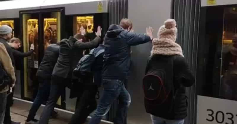 В Манчестере пассажирам пришлось толкать трамвай, чтобы уехать на работу (видео)