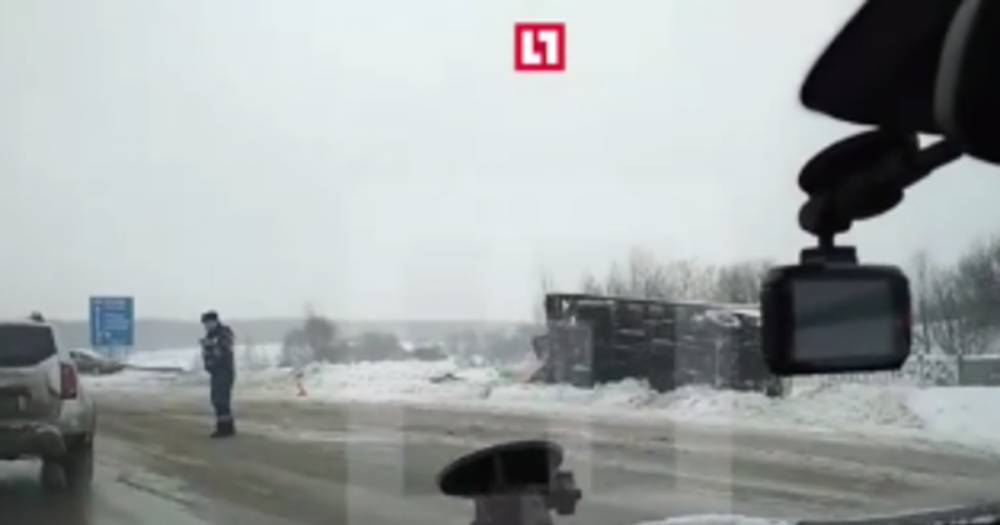 В Подмосковье перевернулся грузовик незамерзайки, чуть не слетев в кювет — видео